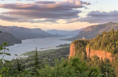 Crown point ve gün batımında Columbia River Gorge.