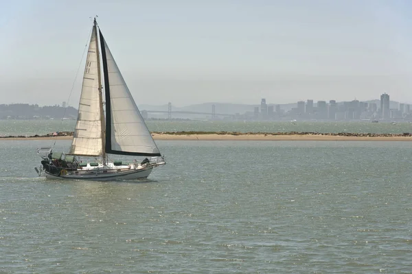 Zeilboot Cruising Een Inham Van Rivier Buurt Van San Francisco — Stockfoto