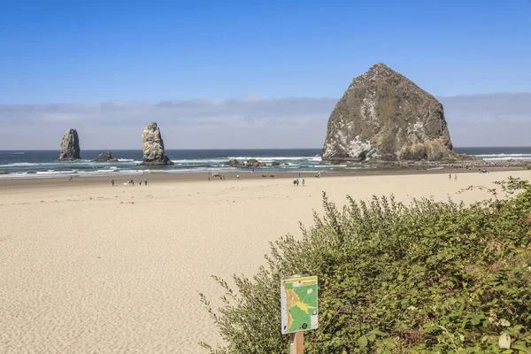 Haystack Canon Plaża Skały Piasku Ludzi Wybrzeża Oregon — Zdjęcie stockowe