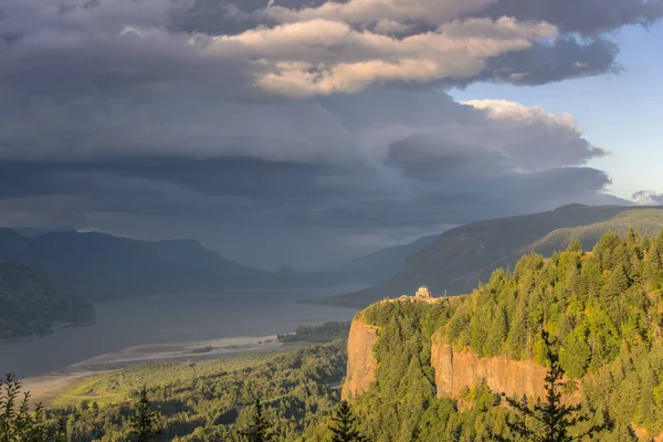劇的な空とコロンビア川の峡谷のオレゴン州の雲 — ストック写真