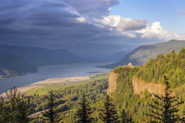 Dramatik gökyüzü ve bulutlar Columbia River Gorge Oregon.