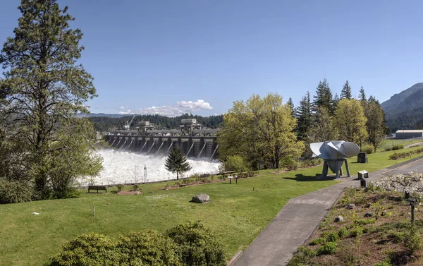 Uwalnianie Wody Przez Bramy Bonneville Dam Oregon — Zdjęcie stockowe