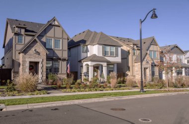 Satır Wilsonville Oregon bir mahallede evlerin.