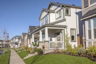 Satır Wilsonville Oregon bir mahallede evlerin.