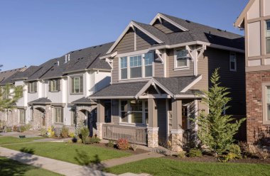 Satır Wilsonville Oregon bir mahallede evlerin.
