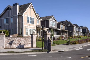 Satır Wilsonville Oregon bir mahallede evlerin.