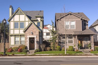 Satır Wilsonville Oregon bir mahallede evlerin.