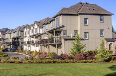 Bir mahallede Wilsonville Oregon townhouses satırı.