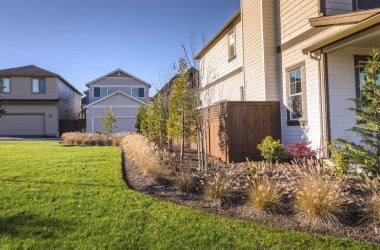 Satır Wilsonville Oregon bir mahallede evlerin.