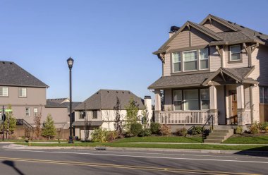 Satır Wilsonville Oregon bir mahallede evlerin.