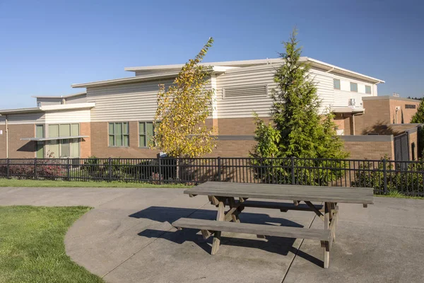 Highschool Building Bench Wilsonville Oregon — Stock Photo, Image