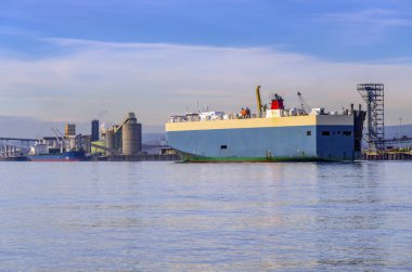 Büyük kargo tanker seyir başa Pasifik Okyanusu'nun Oregon.