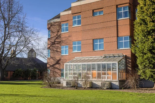 ポートランド大学の建物と緑の家ガラスの筐体 — ストック写真