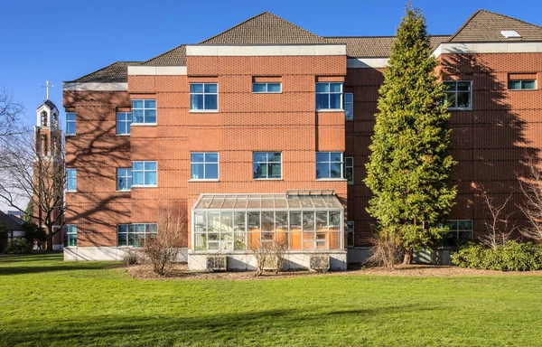 Edifício Universidade Portland Gabinete Vidro Casa Verde — Fotografia de Stock