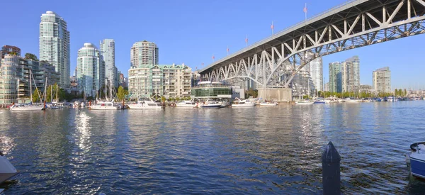 Vancouver Skyline False Creek Floden Och Segelbåtar — Stockfoto