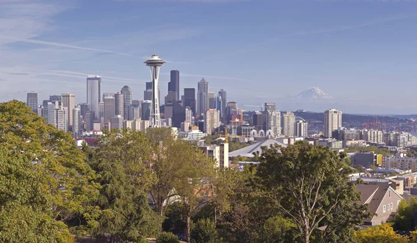 西雅图天际线市中心和周围华盛顿州 — 图库照片