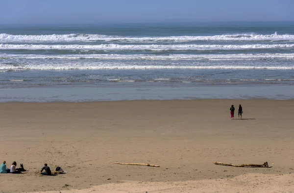 Люди наслаждаются днем на пляже Орегон . — стоковое фото