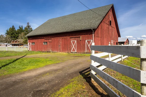 Country barn and horses Oregon state. — Stock Photo, Image