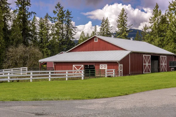 Bauernhöfe und Zäune im ländlichen Washingtonstaat. — Stockfoto