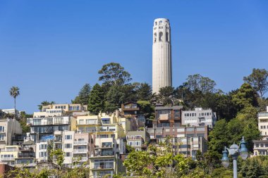 Coit Tower ve çevresindeki konutlar San Francisco Ca.