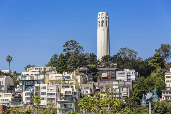 Coit Tower y viviendas aledañas San Francisco CA . —  Fotos de Stock