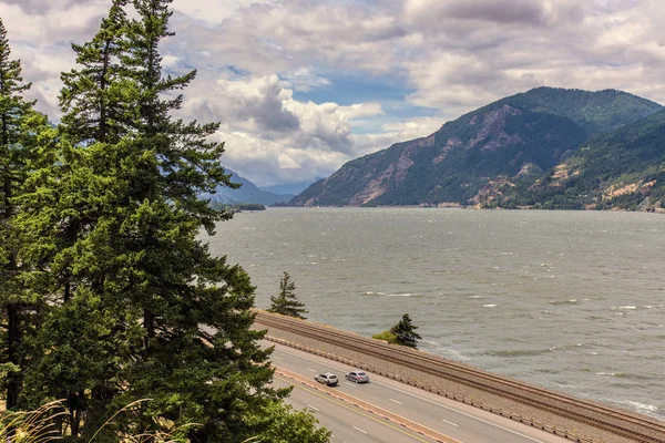 Columbia River Gorge demiryolu ve otomatik Oregon seyahat. — Stok fotoğraf