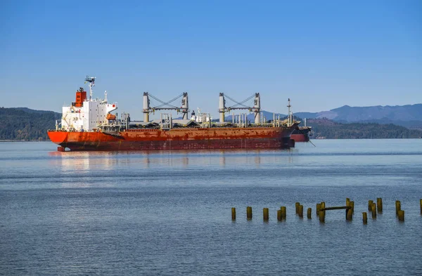 Tankers voor anker in de baai van Astoria. — Stockfoto