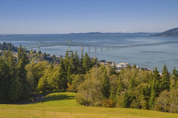 Puente y bahía de Astoria desde arriba . — Foto de Stock