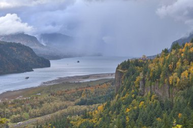 Columbia Vadisi Oregon 'da sonbahar yağmurları.