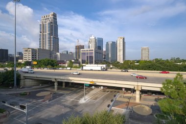 Houston Teksas şehir merkezi. Şehir otoyolu ve ufuk çizgisi binaları..