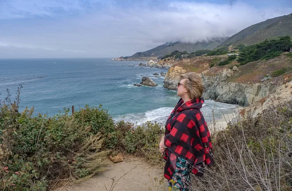 Cieszący Się Widokiem Malowniczego Krajobrazu Big Sur California — Zdjęcie stockowe