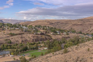 Maupin Oregon kasabası ve çevresi.
