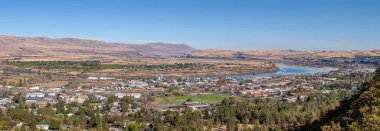 Dalles Oregon - 15 Ekim 2020: Dalles Oregon şehri ve Oregon nehri manzarası.