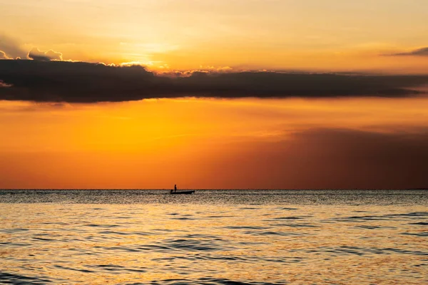 Pescadores atrapan peces en una hermosa puesta de sol — Foto de Stock