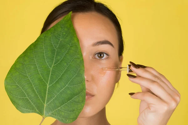 Girl applies serum stok fotoğraflar | Girl applies serum telifsiz resimler, görseller | Depositphotos