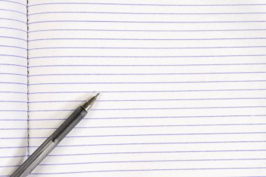 Bir takım ofis malzemeleri. Boş not defteri ve kalem yakın. Boşluğu kopyala