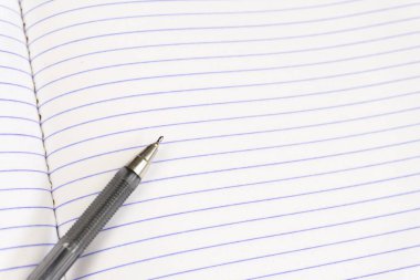 Bir takım ofis malzemeleri. Boş not defteri ve kalem yakın. Uzayı kopyala Yüksek kalite fotoğraf