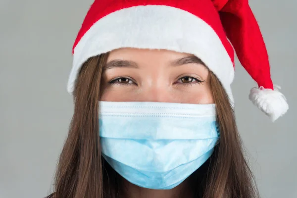 Una Giovane Donna Con Cappello Babbo Natale Una Maschera Medica — Foto Stock