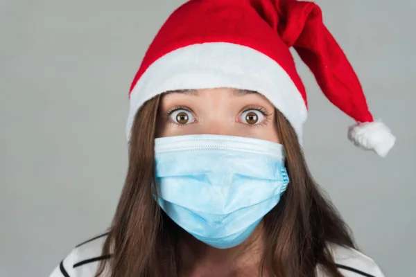 Una Giovane Donna Con Cappello Babbo Natale Una Maschera Medica — Foto Stock