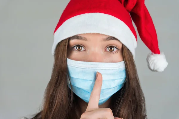 Una Giovane Donna Con Cappello Babbo Natale Una Maschera Medica — Foto Stock