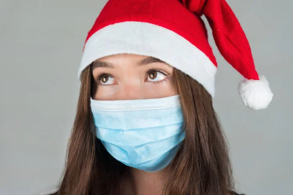Una Giovane Donna Con Cappello Babbo Natale Una Maschera Medica — Foto Stock