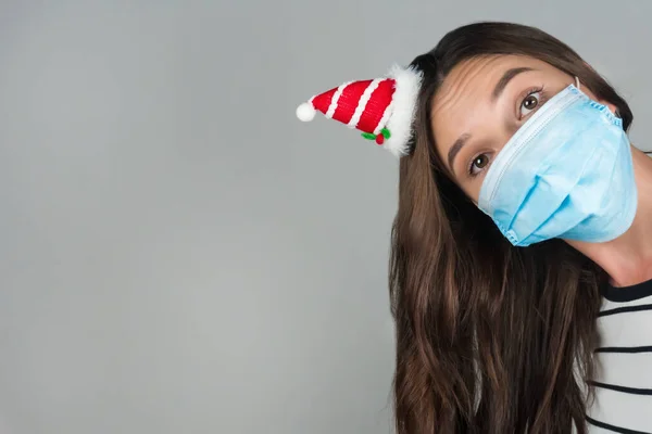 Una Giovane Donna Con Una Maschera Medica Sbircia Fuori Dietro — Foto Stock