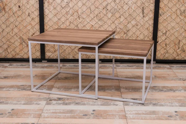 Table de chevet en bois de style loft dans une pièce en bois — Photo