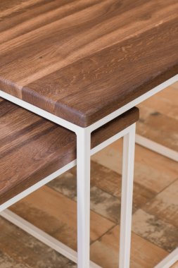 Bir odada ahşap çatı katı tarzında başucu ahşap masa