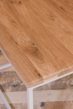 Bir odada ahşap çatı katı tarzında başucu ahşap masa