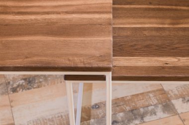 Bir odada ahşap çatı katı tarzında başucu ahşap masa