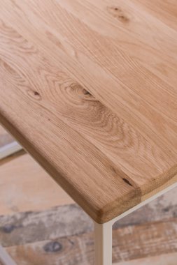 Bir odada ahşap çatı katı tarzında başucu ahşap masa