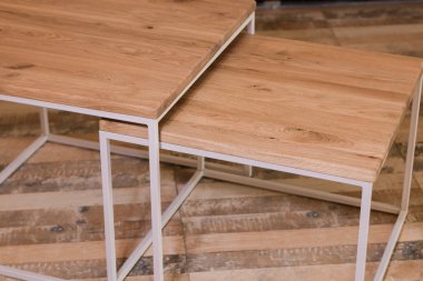 Bir odada ahşap çatı katı tarzında başucu ahşap masa