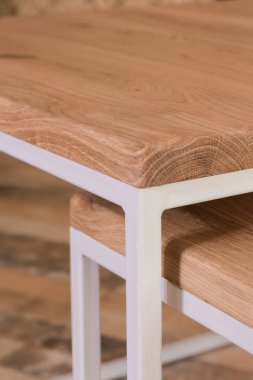 Bir odada ahşap çatı katı tarzında başucu ahşap masa