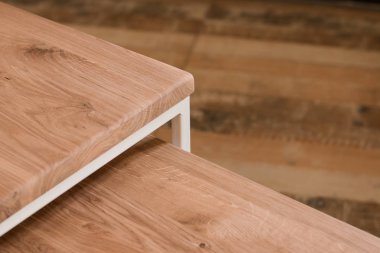 Bir odada ahşap çatı katı tarzında başucu ahşap masa